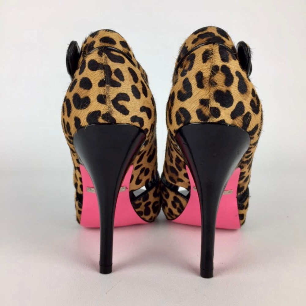 Betsey Johnson Womens Carlos Leopard Calf Hair Pumps Cutout Shooties size 5.5 - Picture 4 of 15
